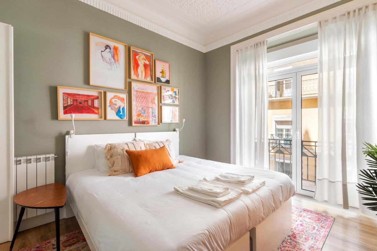 Hébergement de vacances Bright Center, 10m From Subway, 6 Rooms, Up To 20 Ppl Lisboa