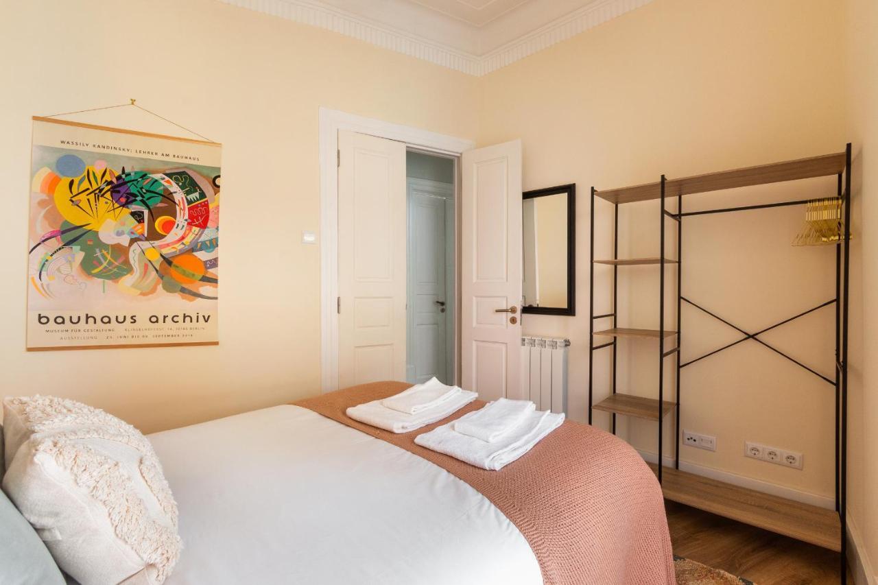 Bright Center, 10m From Subway, 6 Rooms, Up To 20 Ppl Hébergement de vacances Lisboa