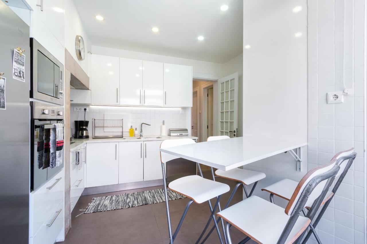 Bright Center, 10m From Subway, 6 Rooms, Up To 20 Ppl Hébergement de vacances Lisboa
