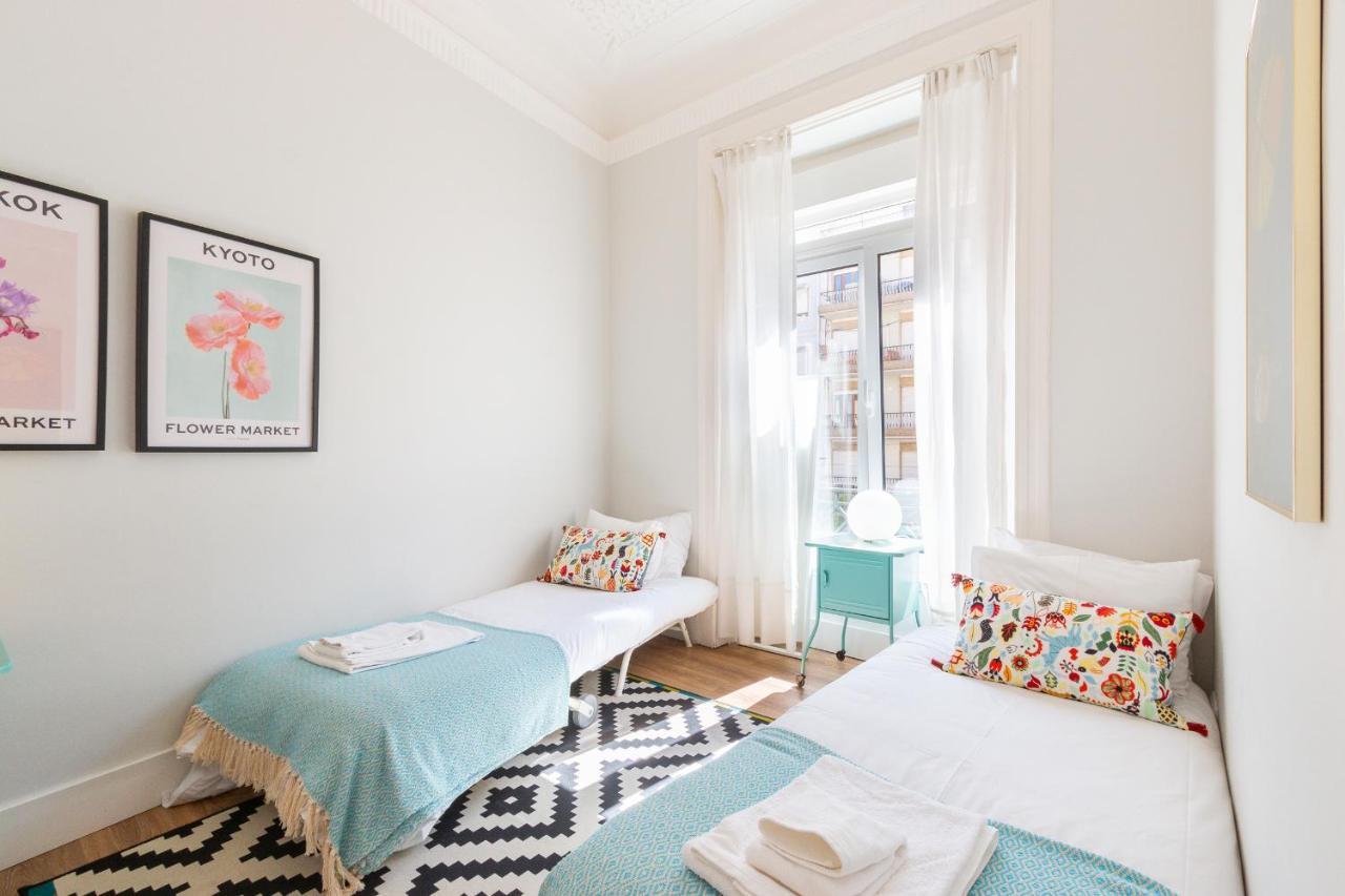 Bright Center, 10m From Subway, 6 Rooms, Up To 20 Ppl Hébergement de vacances *